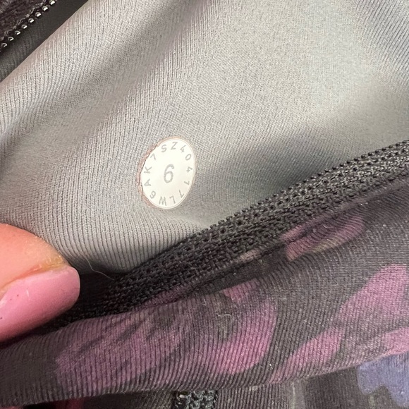 LULULEMON | Frozen flourish leggings size 6 - Picture 6 of 6